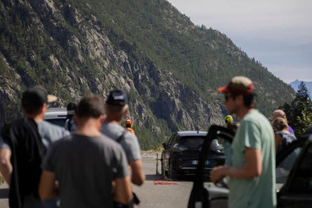 Vehicles Evacuated by Helicopter After Floods - France People watch the helicopter approach the Ailefroide landing area during the vehicle evacuation. Nine vehicles stranded at the Pre de Madame Carle were evacuated by helicopter after floods on August 28 destroyed several sections of the RD204T access road. Ailefroide, Vallouise-Pelvoux, Hautes-Alpes, France, September 24, 2026. Photo by Thibaut Durand ABACAPRESS.COM vallouise-pelvoux PROVENCE-ALPES-COTE D AZUR France  Copyright: xDurandxThibaut ABACAx