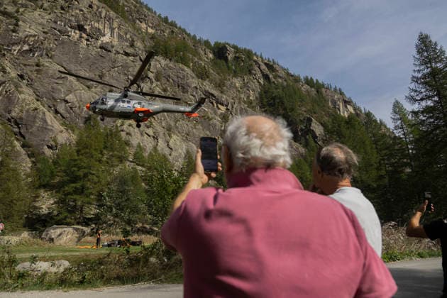 Vehicles Evacuated by Helicopter After Floods - France People watch the helicopter approach the Ailefroide landing area. Nine vehicles stranded at the Pre de Madame Carle were evacuated by helicopter after floods on August 28 destroyed several sections of the RD204T access road. Ailefroide, Vallouise-Pelvoux, Hautes-Alpes, France, September 24, 2026. Photo by Thibaut Durand ABACAPRESS.COM vallouise-pelvoux PROVENCE-ALPES-COTE D AZUR France  Copyright: xDurandxThibaut ABACAx