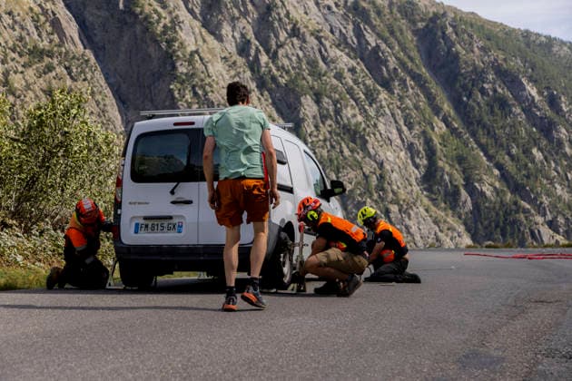 Vehicles Evacuated by Helicopter After Floods - France Technicians secure lifting slings around a white van before its evacuation by helicopter. Nine vehicles stranded at the Pre de Madame Carle were evacuated by helicopter after floods on August 28 destroyed several sections of the RD204T access road. Ailefroide, Vallouise-Pelvoux, Hautes-Alpes, France, September 24, 2026. Photo by Thibaut Durand ABACAPRESS.COM vallouise-pelvoux PROVENCE-ALPES-COTE D AZUR France  Copyright: xDurandxThibaut ABACAx