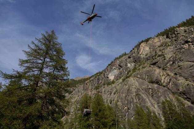 Vehicles Evacuated by Helicopter After Floods - France The helicopter flies low above Ailefroide after a vehicle transport rotation. Nine vehicles stranded at the Pre de Madame Carle were evacuated by helicopter after floods on August 28 destroyed several sections of the RD204T access road. Ailefroide, Vallouise-Pelvoux, Hautes-Alpes, France, September 24, 2026. Photo by Thibaut Durand ABACAPRESS.COM vallouise-pelvoux PROVENCE-ALPES-COTE D AZUR France  Copyright: xDurandxThibaut ABACAx