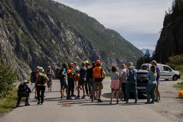 Vehicles Evacuated by Helicopter After Floods - France Vehicle owners, technicians and officials gather at the Ailefroide landing area before the helicopter operation. Nine vehicles stranded at the Pre de Madame Carle were evacuated by helicopter after floods on August 28 destroyed several sections of the RD204T access road. Ailefroide, Vallouise-Pelvoux, Hautes-Alpes, France, September 24, 2026. Photo by Thibaut Durand ABACAPRESS.COM vallouise-pelvoux PROVENCE-ALPES-COTE D AZUR France  Copyright: xDurandxThibaut ABACAx