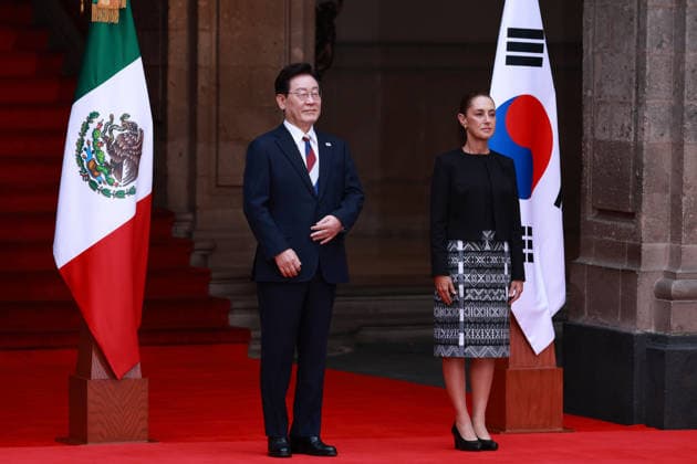 September 24, 2026, Mexico City, Mexico: Mexican President Claudia Sheinbaum Pardo received South Korean President Lee Jae-Myung at the National Palace in Mexico City during the South Korean leader s state visit to Mexico. The two governments are expected to discuss trade, education and cultural cooperation. Mexico City Mexico - ZUMAl178 20260924_znp_l178_008 Copyright: xCristianxLeyvax