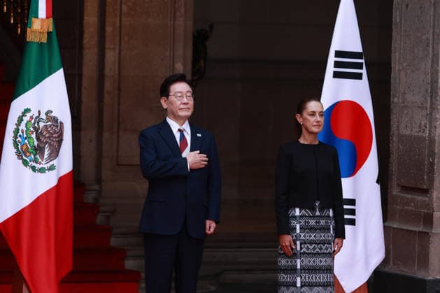 September 24, 2026, Mexico City, Mexico: Mexican President Claudia Sheinbaum Pardo received South Korean President Lee Jae-Myung at the National Palace in Mexico City during the South Korean leader s state visit to Mexico. The two governments are expected to discuss trade, education and cultural cooperation. Mexico City Mexico - ZUMAl178 20260924_znp_l178_012 Copyright: xCristianxLeyvax