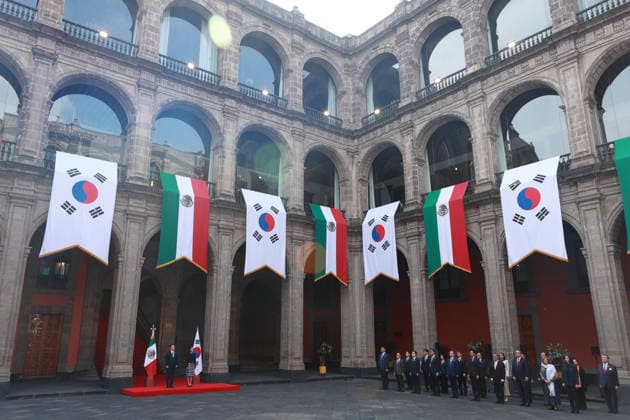 September 24, 2026, Mexico City, Mexico: Mexican President Claudia Sheinbaum Pardo received South Korean President Lee Jae-Myung at the National Palace in Mexico City during the South Korean leader s state visit to Mexico. The two governments are expected to discuss trade, education and cultural cooperation. Mexico City Mexico - ZUMAl178 20260924_znp_l178_014 Copyright: xCristianxLeyvax
