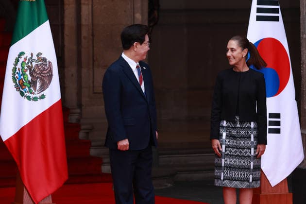September 24, 2026, Mexico City, Mexico: Mexican President Claudia Sheinbaum Pardo received South Korean President Lee Jae-Myung at the National Palace in Mexico City during the South Korean leader s state visit to Mexico. The two governments are expected to discuss trade, education and cultural cooperation. Mexico City Mexico - ZUMAl178 20260924_znp_l178_015 Copyright: xCristianxLeyvax