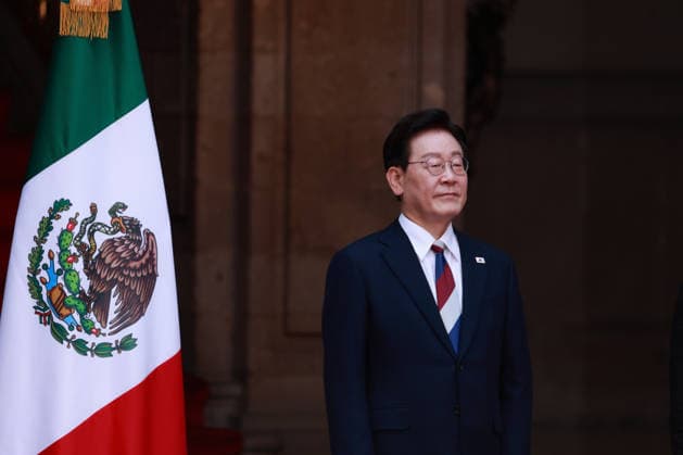 September 24, 2026, Mexico City, Mexico: Mexican President Claudia Sheinbaum Pardo received South Korean President Lee Jae-Myung at the National Palace in Mexico City during the South Korean leader s state visit to Mexico. The two governments are expected to discuss trade, education and cultural cooperation. Mexico City Mexico - ZUMAl178 20260924_znp_l178_005 Copyright: xCristianxLeyvax