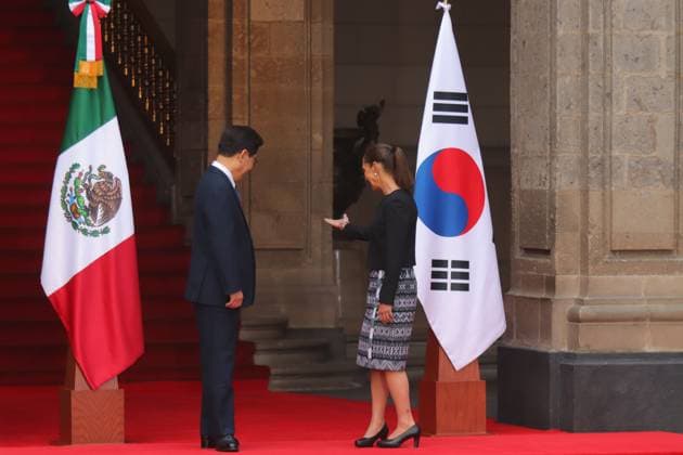 September 24, 2026, Mexico City, Mexico: MEXICO Mexico City, MEXICO, SEPTEMBER 24, 2026: Mexican President Claudia Sheinbaum welcomes South Korean President Lee Jae-myung during an official ceremony at the National Palace in Mexico City. Lee is on a state visit to Mexico, where the two leaders are holding talks focused on bilateral trade, investment and cooperation between the two countries. The visit marks the first state visit by a South Korean president to Mexico in 16 years. Mexico City Mexico - ZUMAq101 20260924_zna_q101_145 Copyright: xCarlosxSantiagox