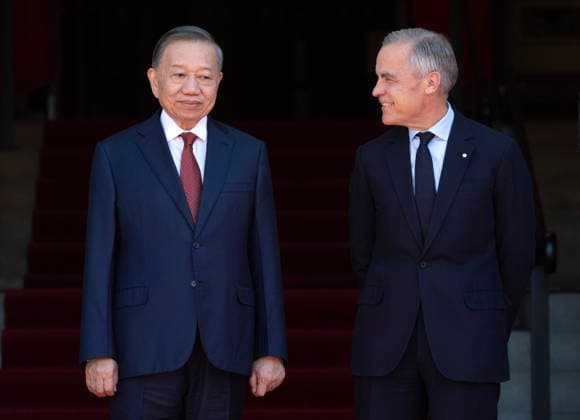 September 24, 2026, Ottawa, On, Canada: Vietnamese General Secretary and President To Lam, left, is greeted by Prime Minister Mark Carney as he arrives on Parliament Hill in Ottawa, on Thursday, Sept. 24, 2026. Ottawa Canada  - ZUMAc35_ 20260924_zaf_c35_013 Copyright: xAdrianxWyldx