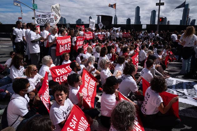Mass demonstration against the war on Palestine and Iran in front of the United Nations NEW YORK, UNITED STATES - SEPTEMBER 24: Demonstrators gather in front of the United Nations, carrying banners and shouting slogans, to protest the war in Palestine and Iran in New York, United States, on September 24, 2026. Lokman Vural Elibol Anadolu New York United States. Editorial use only. Please get in touch for any other usage.  Copyright: x2026xAnadoluxLokmanxVuralxElibolx