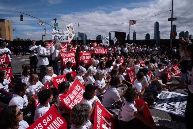 Mass demonstration against the war on Palestine and Iran in front of the United Nations NEW YORK, UNITED STATES - SEPTEMBER 24: Demonstrators gather in front of the United Nations, carrying banners and shouting slogans, to protest the war in Palestine and Iran in New York, United States, on September 24, 2026. Lokman Vural Elibol Anadolu New York United States. Editorial use only. Please get in touch for any other usage.  Copyright: x2026xAnadoluxLokmanxVuralxElibolx