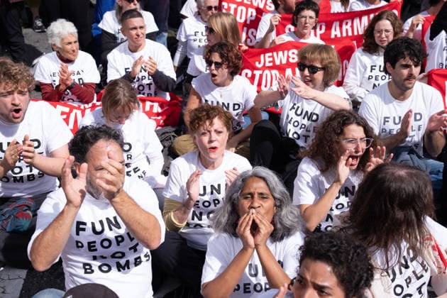 Mass demonstration against the war on Palestine and Iran in front of the United Nations NEW YORK, UNITED STATES - SEPTEMBER 24: US actress Susan Sarandon attends demonstration against the war in Palestine and Iran as people gather in front of the United Nations in New York, United States, on September 24, 2026. Lokman Vural Elibol Anadolu New York United States. Editorial use only. Please get in touch for any other usage.  Copyright: x2026xAnadoluxLokmanxVuralxElibolx
