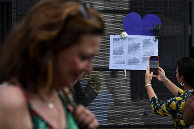 September 24, 2026, Rome, Italy: A notice for visitors is placed at the Colosseum that has closed to the public following the death of Andrea Moretti, a young rope access specialist worker at the Colosseum in Rome, Italy, 24 September 2026. Andrea Moretti died from a fall while installing a new lighting system late 22 September. ANSA RICCARDO ANTIMIANI. Rome Italy  - ZUMAa110 20260924_zaf_a110_035 Copyright: xRiccardoxAntimianix