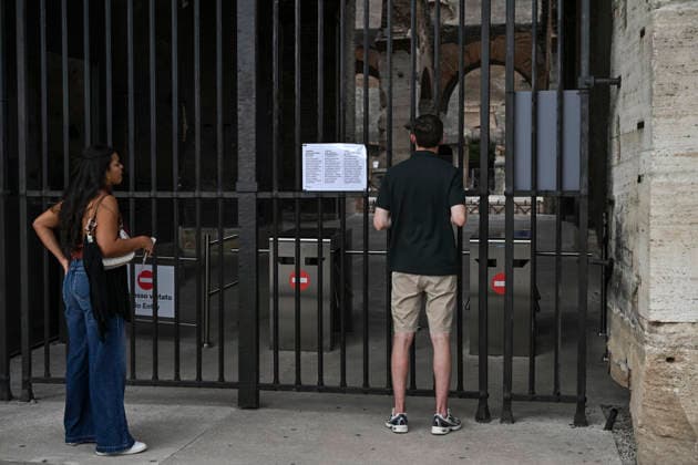 September 24, 2026, Rome, Italy: Visitors look through a gate at the Colosseum that has closed to the public following the death of Andrea Moretti, a young rope access specialist worker at the Colosseum in Rome, Italy, 24 September 2026. Andrea Moretti died from a fall while installing a new lighting system late 22 September. ANSA RICCARDO ANTIMIANI. Rome Italy  - ZUMAa110 20260924_zaf_a110_036 Copyright: xRiccardoxAntimianix