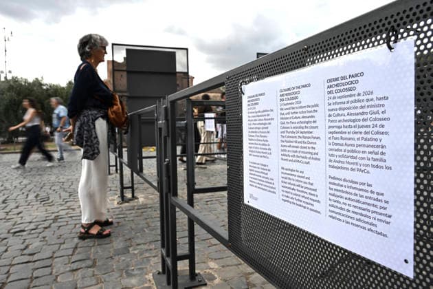 September 24, 2026, Rome, Italy: A notice for visitors is placed at the Colosseum that has closed to the public following the death of Andrea Moretti, a young rope access specialist worker at the Colosseum in Rome, Italy, 24 September 2026. Andrea Moretti died from a fall while installing a new lighting system late 22 September. ANSA RICCARDO ANTIMIANI. Rome Italy  - ZUMAa110 20260924_zaf_a110_037 Copyright: xRiccardoxAntimianix