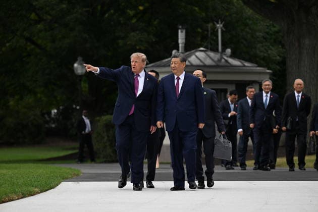 September 24, 2026, Washington, District Of Columbia, USA: United States President Donald J Trump gives President Xi Jinping of The People™s Republic of China, a tour of the new White House helipad and the new Sikorsky VH-92 Patriot that serves as part of the new Marine One fleet during a State Visit on the South Lawn of the White House in Washington, DC, USA, on Thursday, September 24, 2026 Washington USA  - ZUMAs152 20260924_faa_s152_189 Copyright: xAnnabellexGordonx-xPoolxviaxCNPx