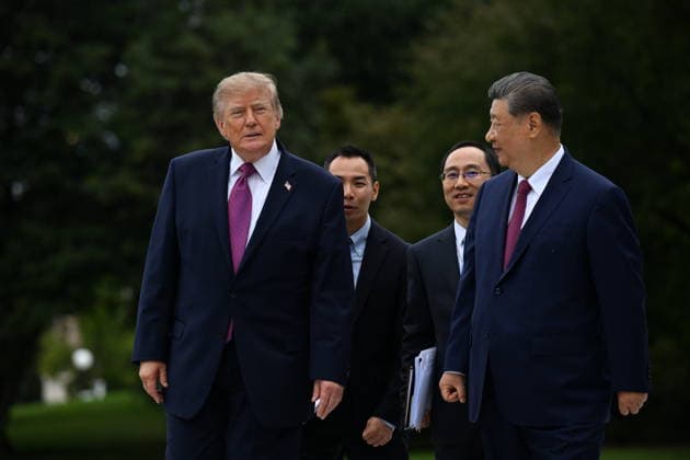 September 24, 2026, Washington, District Of Columbia, USA: United States President Donald J Trump gives President Xi Jinping of The People™s Republic of China, a tour of the new White House helipad and the new Sikorsky VH-92 Patriot that serves as part of the new Marine One fleet during a State Visit on the South Lawn of the White House in Washington, DC, USA, on Thursday, September 24, 2026 Washington USA  - ZUMAs152 20260924_faa_s152_190 Copyright: xAnnabellexGordonx-xPoolxviaxCNPx