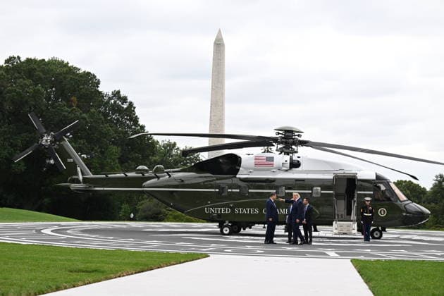 September 24, 2026, Washington, District Of Columbia, USA: United States President Donald J Trump gives President Xi Jinping of The People™s Republic of China, a tour of the new White House helipad and the new Sikorsky VH-92 Patriot that serves as part of the new Marine One fleet during a State Visit on the South Lawn of the White House in Washington, DC, USA, on Thursday, September 24, 2026 Washington USA - ZUMAs152 20260924_faa_s152_186 Copyright: xAnnabellexGordonx-xPoolxviaxCNPx