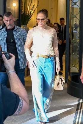 Jennifer Lopez leaves the Palazzo Parigi luxury hotel in Milan during MLFW Fashion Week on September 24, 2026. Gedeon Taieb, Bestimage. Jennifer Lopez leaves the Palazzo Parigi luxury hotel in Milan during MLFW Fashion Week on September 24, 2026. Milan, France  Copyright: xGedeonxTaiebx xBestimagexGedeonxTaiebx xBestimagex