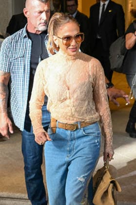 Jennifer Lopez leaves the Palazzo Parigi luxury hotel in Milan during MLFW Fashion Week on September 24, 2026. Gedeon Taieb, Bestimage. Jennifer Lopez leaves the Palazzo Parigi luxury hotel in Milan during MLFW Fashion Week on September 24, 2026. Milan, France  Copyright: xGedeonxTaiebx xBestimagexGedeonxTaiebx xBestimagex