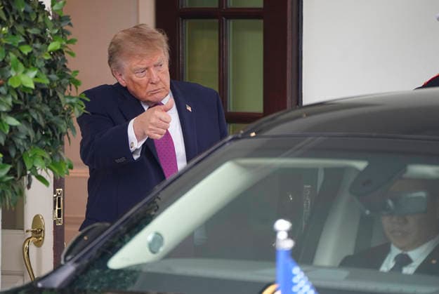 President Donald Trump gives a thumbs up as he says goodbye to Chinese President Xi Jinping after a meeting at the White House in Washington DC on Thursday, September 24, 2026. Xi is on a three-day state visit to the U.S. and will hold talks with U.S. officials on tariffs, AI, and other issues.  WAP20260924735 BONNIExCASH