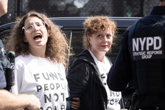 Susan Sarandon joins the Jewish Voice for Peace in blocking a Manhattan street intersection as they protest the visit of Israeli Prime Minister Benjamin Netanyahu on Thursday, September 24, 2026 in New York City. Palestine National Authority, Mahmoud Abbas and Netanyahu will speak today at the UN General Assembly 81st session General Debate at the United Nations Headquarters  NYP20260924201 JONATHANxFERNANDES