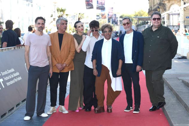 Ricardo Alves Jr., Jehnny Beth, Pedro Goifman, Grace Passo, and the cast at the premiere of the feature film *The French Teacher* (*A Professora de Francês*) at the 74th San Sebastián International Film Festival (Festival Internacional de Cine de San Sebastián), San Sebastián, September 24, 2026 Foto:xC.xNiehausx xFuturexImagex teacher_6901