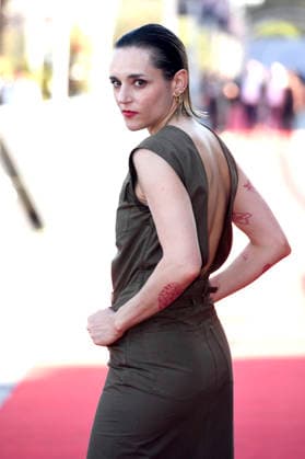 Jehnny Beth at the premiere of the film *The French Teacher* (*A Professora de Francês*) at the 74th San Sebastián International Film Festival (Festival Internacional de Cine de San Sebastián), San Sebastián, September 24, 2026 Foto:xC.xNiehausx xFuturexImagex teacher_6908