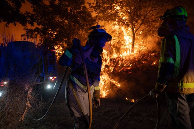 Level 2 alert declared for the Calvos de Randín fire in Ourense due to its proximity to the town of As Meaus; 140 hectares have been destroyed. Several firefighters are working to extinguish the fire as of September 24, 2026, in Calvos de Randín, Ourense, Galicia, Spain. The Regional Ministry of Rural Affairs has declared a Level 2 Alert for the fire in Calvos de Randín, Ourense, as a preventive measure due to the fire’s proximity to the village of As Meaus, in the neighboring municipality of Baltar. The out-of-control fire has scorched 140 hectares. The fire broke out at 1:36 p.m. this Thursday, and firefighters are working to extinguish it, including, among others, eight helicopters and nine airplanes. SEPTEMBER 24, 2026 FIRE NATURAL DIS  Copyright: xAdrianxIragox 7797839
