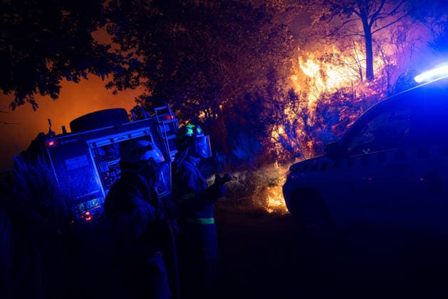 Level 2 alert declared for the Calvos de Randín fire in Ourense due to its proximity to the town of As Meaus; 140 hectares have been destroyed. Several firefighters are working to extinguish the fire as of September 24, 2026, in Calvos de Randín, Ourense, Galicia, Spain. The Regional Ministry of Rural Affairs has declared a Level 2 Alert for the fire in Calvos de Randín, Ourense, as a preventive measure due to the fire’s proximity to the village of As Meaus, in the neighboring municipality of Baltar. The out-of-control fire has scorched 140 hectares. The fire broke out at 1:36 p.m. this Thursday, and firefighters are working to extinguish it, including, among others, eight helicopters and nine airplanes. SEPTEMBER 24, 2026 FIRE NATURAL DIS  Copyright: xAdrianxIragox 7797840