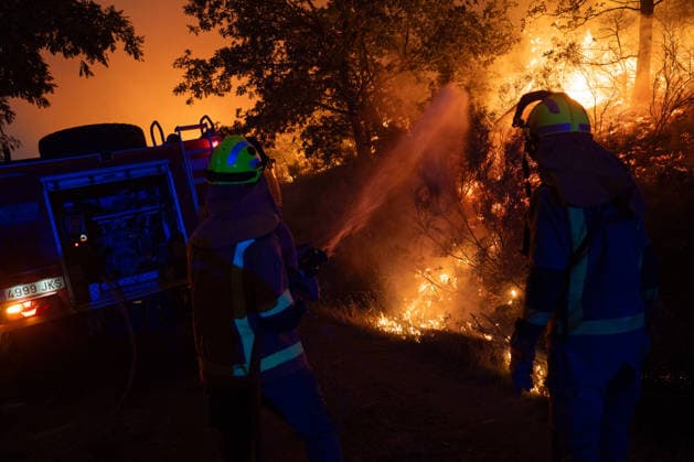 Level 2 alert declared for the Calvos de Randín fire in Ourense due to its proximity to the town of As Meaus; 140 hectares have been destroyed. Several firefighters are working to extinguish the fire as of September 24, 2026, in Calvos de Randín, Ourense, Galicia, Spain. The Regional Ministry of Rural Affairs has declared a Level 2 Alert for the fire in Calvos de Randín, Ourense, as a preventive measure due to the fire’s proximity to the village of As Meaus, in the neighboring municipality of Baltar. The out-of-control fire has scorched 140 hectares. The fire broke out at 1:36 p.m. this Thursday, and firefighters are working to extinguish it, including, among others, eight helicopters and nine airplanes. SEPTEMBER 24, 2026 FIRE NATURAL DIS  Copyright: xAdrianxIragox 7797841