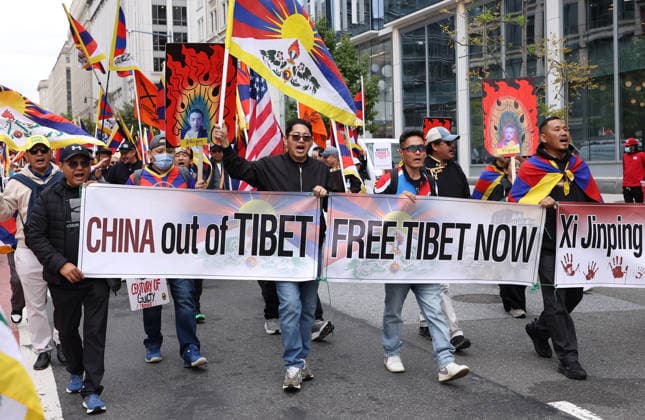 September 24, 2026, Washington, District Of Columbia, USA: Demonstrators from the Free Tibet movement protest against Chinese President Xi Jinping s state visit in Washington, DC, as they march toward the US Capitol on September 24, 2026. President Xi is on a State visit to the United States from September 23 to 25. Washington USA  - ZUMAs337 20260924_znp_s337_001 Copyright: xGentxShkullakux
