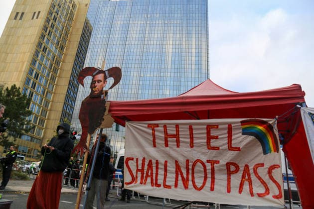 Berlin, Germany, September 24, 2026: Protest in front of the Axel Springer Tower against the presentation of the Axel Springer Award to Peter Thiel. Pictured are a banner reading THIEL SHALL NOT PASS featuring a rainbow, as well as a caricature of Thiel with horns. Demonstration, protest Copyright: xAlonxDavidx