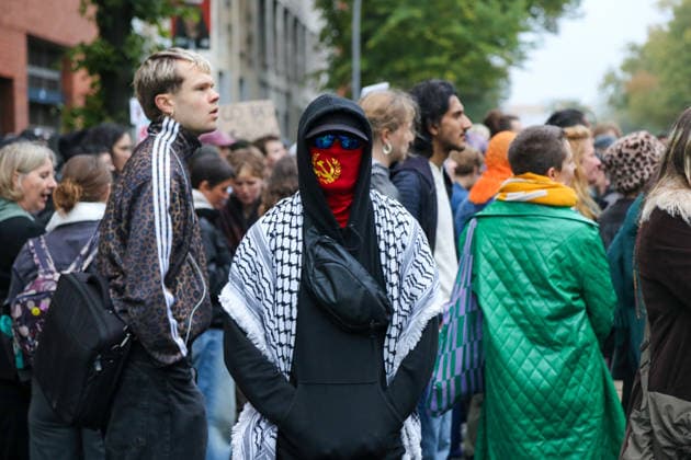 Berlin, Germany, September 24, 2026: A masked participant wearing a keffiyeh at a protest rally against the presentation of the Axel Springer Award to Peter Thiel. His face is covered with a red scarf bearing communist symbols. Demonstration, protest, Peter Thiel, Palantir, Axel Springer Award, face covering, ke Copyright: xAlonxDavidx
