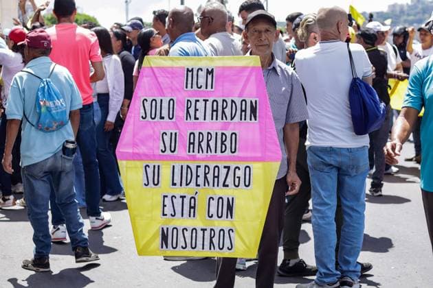 September 24, 2026, Caracas, Venezuela (Bolivarian Republic of: CARACAS, VENEZUELA, SEPTEMBER 24, 2026: Opposition supporters demonstrate in Caracas demanding that opposition leader MaroÂ­a Corina Machado be allowed to return to Venezuela and calling for new presidential elections. Protesters gathered at Plaza Venezuela before marching toward the headquarters of the National Electoral Council (CNE). Some demonstrators later occupied a section of the Gran Cacique Guaicaipuro highway near the Central University of Venezuela, disrupting traffic. Caracas Venezuela (Bolivarian Republic of  - ZUMAq101 20260924_zna_q101_204 Copyright: xMarioxFloresx