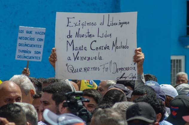 September 24, 2026, Caracas, Venezuela (Bolivarian Republic of: CARACAS, VENEZUELA, SEPTEMBER 24, 2026: Opposition supporters demonstrate in Caracas demanding that opposition leader MaroÂ­a Corina Machado be allowed to return to Venezuela and calling for new presidential elections. Protesters gathered at Plaza Venezuela before marching toward the headquarters of the National Electoral Council (CNE). Some demonstrators later occupied a section of the Gran Cacique Guaicaipuro highway near the Central University of Venezuela, disrupting traffic. Caracas Venezuela (Bolivarian Republic of  - ZUMAq101 20260924_zna_q101_187 Copyright: xMarioxFloresx