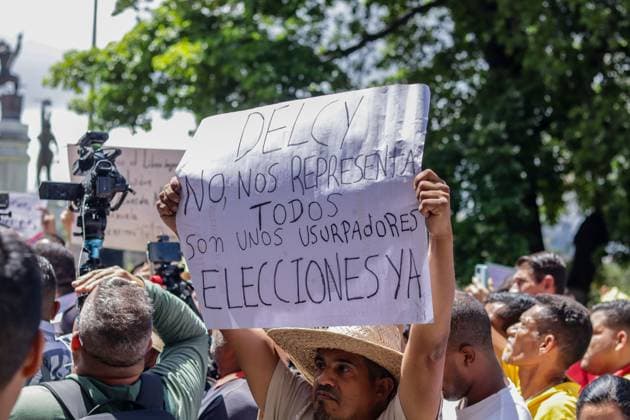 September 24, 2026, Caracas, Venezuela (Bolivarian Republic of: CARACAS, VENEZUELA, SEPTEMBER 24, 2026: Opposition supporters demonstrate in Caracas demanding that opposition leader MaroÂ­a Corina Machado be allowed to return to Venezuela and calling for new presidential elections. Protesters gathered at Plaza Venezuela before marching toward the headquarters of the National Electoral Council (CNE). Some demonstrators later occupied a section of the Gran Cacique Guaicaipuro highway near the Central University of Venezuela, disrupting traffic. Caracas Venezuela (Bolivarian Republic of  - ZUMAq101 20260924_zna_q101_194 Copyright: xMarioxFloresx