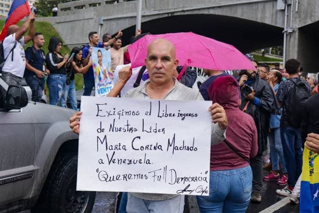 September 24, 2026, Caracas, Venezuela (Bolivarian Republic of: CARACAS, VENEZUELA, SEPTEMBER 24, 2026: Opposition supporters demonstrate in Caracas demanding that opposition leader MaroÂ­a Corina Machado be allowed to return to Venezuela and calling for new presidential elections. Protesters gathered at Plaza Venezuela before marching toward the headquarters of the National Electoral Council (CNE). Some demonstrators later occupied a section of the Gran Cacique Guaicaipuro highway near the Central University of Venezuela, disrupting traffic. Caracas Venezuela (Bolivarian Republic of  - ZUMAq101 20260924_zna_q101_190 Copyright: xMarioxFloresx