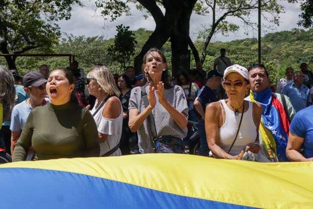 September 24, 2026, Caracas, Venezuela (Bolivarian Republic of: CARACAS, VENEZUELA, SEPTEMBER 24, 2026: Opposition supporters demonstrate in Caracas demanding that opposition leader MaroÂ­a Corina Machado be allowed to return to Venezuela and calling for new presidential elections. Protesters gathered at Plaza Venezuela before marching toward the headquarters of the National Electoral Council (CNE). Some demonstrators later occupied a section of the Gran Cacique Guaicaipuro highway near the Central University of Venezuela, disrupting traffic. Caracas Venezuela (Bolivarian Republic of  - ZUMAq101 20260924_zna_q101_196 Copyright: xMarioxFloresx