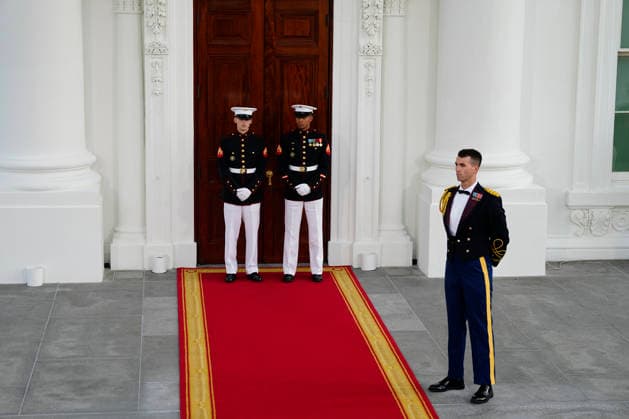 Ceremonial guardsmen stand at the North Door before a state dinner in honor of Chinese President Xi Jinping at the White House in Washington DC on Thursday, September 24, 2026. Xi is on a three-day state visit to the U.S. and will hold talks with U.S. officials on tariffs, AI, and other issues.  WAX202609249753 BONNIExCASH