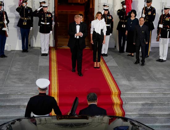 President Donald Trump and First Lady Melania Trump greet Chinese President Xi Jinping and his wife Peng Liyuan as they arrive for a state dinner at the White House in Washington DC on Thursday, September 24, 2026. Xi is on a three-day state visit to the U.S. and will hold talks with U.S. officials on tariffs, AI, and other issues.  WAP20260924616 BONNIExCASH