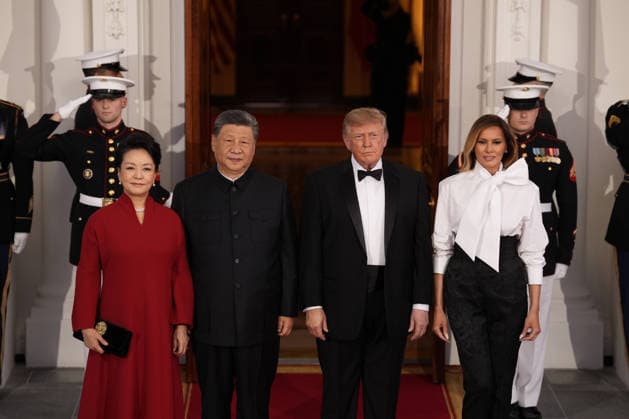 Chinese President Xi Jinping and his wife Peng Liyuan stand with President Donald Trump and First Lady Melania Trump as they arrive for a state dinner at the White House in Washington DC on Thursday, September 24, 2026.  WAX202609249765 YURIxGRIPAS
