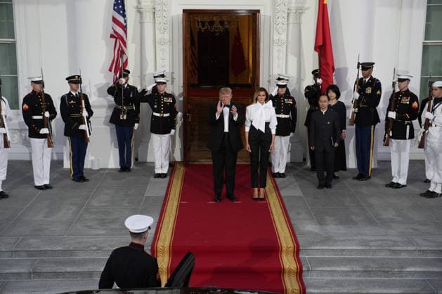 President Donald Trump and First Lady Melania Trump greet Chinese President Xi Jinping and his wife Peng Liyuan for a state dinner at the White House in Washington DC on Thursday, September 24, 2026.  WAX202609249771 YURIxGRIPAS