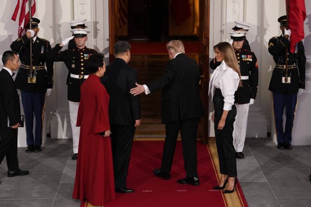 President Donald Trump and First Lady Melania Trump greet Chinese President Xi Jinping and his wife Peng Liyuan for a state dinner at the White House in Washington DC on Thursday, September 24, 2026.  WAX202609249773 YURIxGRIPAS