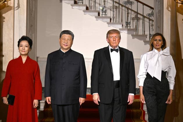 Chinese President Xi Jinping and his wife Peng Liyuan stand with President Donald Trump and First Lady Melania Trump at a state dinner at the White House in Washington DC on Thursday, September 24, 2026.  WAX202609249901 AnnabellexGordon