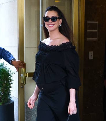Anne Hathaway out in New York Heavily pregnant actress Anne Hathaway is leaving a hotel in midtown, New York on September 24, 2026. Photo by Dylan Travis ABACAPRESS.COM New York NY  Copyright: xDylanxTravis ABACAx