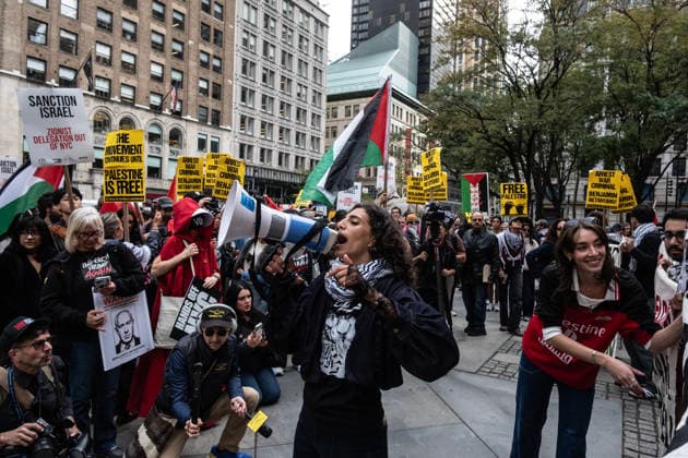 September 24, 2026, New York City, New York, USA: Demonstrators march through Midtown Manhattan toward United Nations headquarters during a protest against the visit of Israeli Prime Minister Benjamin Netanyahu, who is in New York to address the 81st session of the United Nations General Assembly. Protesters carried Palestinian flags, banners, and signs calling for a ceasefire, expanded humanitarian aid, and changes in U.S. policy toward the Gaza conflict, while supporters of Israel held separate counter-demonstrations in the city. Netanyahu s appearance at the UN drew heightened security and competing rallies amid continuing international debate over the war in Gaza and broader regional tensions. New York City USA  - ZUMAt442 20260924_znp_t442_010 Copyright: xBillyxTompkinsx