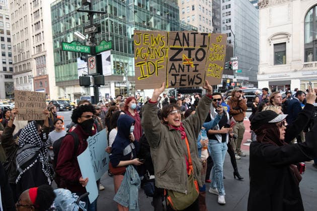 September 24, 2026, New York City, New York, USA: Demonstrators march through Midtown Manhattan toward United Nations headquarters during a protest against the visit of Israeli Prime Minister Benjamin Netanyahu, who is in New York to address the 81st session of the United Nations General Assembly. Protesters carried Palestinian flags, banners, and signs calling for a ceasefire, expanded humanitarian aid, and changes in U.S. policy toward the Gaza conflict, while supporters of Israel held separate counter-demonstrations in the city. Netanyahu s appearance at the UN drew heightened security and competing rallies amid continuing international debate over the war in Gaza and broader regional tensions. New York City USA  - ZUMAt442 20260924_znp_t442_013 Copyright: xBillyxTompkinsx