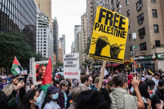 September 24, 2026, New York City, New York, USA: Demonstrators march through Midtown Manhattan toward United Nations headquarters during a protest against the visit of Israeli Prime Minister Benjamin Netanyahu, who is in New York to address the 81st session of the United Nations General Assembly. Protesters carried Palestinian flags, banners, and signs calling for a ceasefire, expanded humanitarian aid, and changes in U.S. policy toward the Gaza conflict, while supporters of Israel held separate counter-demonstrations in the city. Netanyahu s appearance at the UN drew heightened security and competing rallies amid continuing international debate over the war in Gaza and broader regional tensions. New York City USA  - ZUMAt442 20260924_znp_t442_019 Copyright: xBillyxTompkinsx