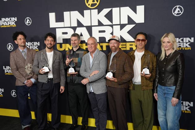 Tom Corson (C), Chief Operating Officer of Warner Music Group, poses alongside the members of the American band Linkin Park during the world premiere of the documentary Linkin Park: Unshatter at the AMC The Grove 14 in Los Angeles, United States, 24 September 2026. Linkin Park releases its documentary in Los Angeles !ACHTUNG: NUR REDAKTIONELLE NUTZUNG!  Copyright: xOmarxAlonsox AME377 20260925-55021498061_1