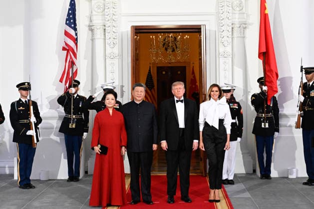 (260924) -- WASHINGTON, Sept. 24, 2026 -- Chinese President Xi Jinping and his wife Peng Liyuan, together with U.S. President Donald Trump and his wife Melania Trump, pose for a group photo as they attend a welcome banquet at the White House in Washington, D.C., the United States, Sept. 24, 2026. ) U.S.-CHINA-XI JINPING-STATE VISIT-TRUMP-WELCOME BANQUET ShenxHong 